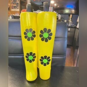 13" 1960's Retro Mod Yellow Plastic
Black & Green Flowers Boot Tree
Stretchers